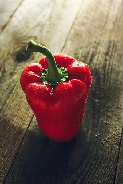ahşap bir masa üzerine kırmızı biber