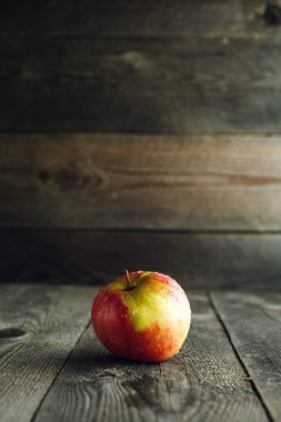 Ahşap arkaplanda elma