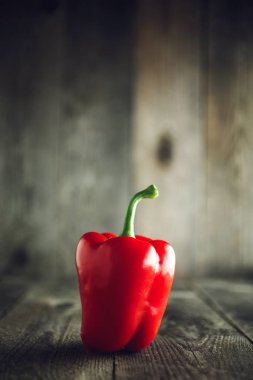 ahşap bir masa üzerine kırmızı biber