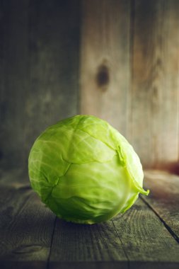 Ahşap arka plan üzerinde taze lahana