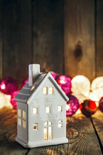 Bougeoir en céramique en forme de maison blanche sur fond de Noël — Photo