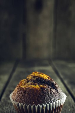 Eski ahşap masa üzerinde lezzetli çikolatalı muffin