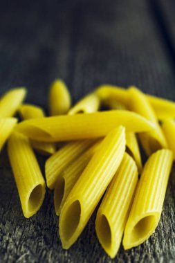 Parlak sarı makarna penne yakın çekim