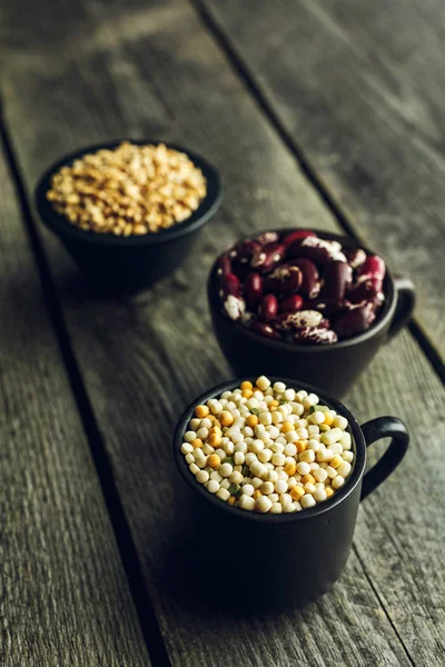 Couscous, feijões vermelhos e grãos de trigo — Fotografia de Stock