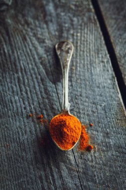 Kaşığı acı biber ahşap arka plan üzerinde