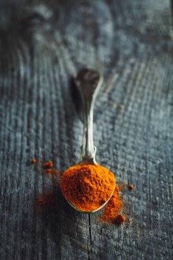 Kaşığı acı biber ahşap arka plan üzerinde