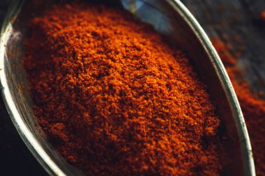 Kaşığı acı biber ahşap arka plan üzerinde