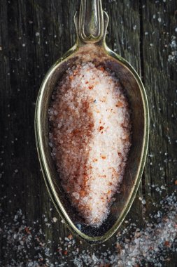 Kaşık ahşap arka plan üzerinde pembe Himalaya tuz