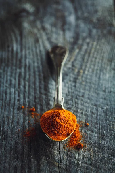 Kaşığı acı biber ahşap arka plan üzerinde