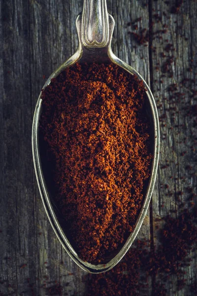 Czerpak zmielonej kawy na podłoże drewniane — Zdjęcie stockowe