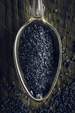 Bir kaşığı haşhaş tohumu