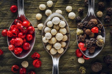 Ahşap bir zemin üzerine bir kaşık biber karışımı