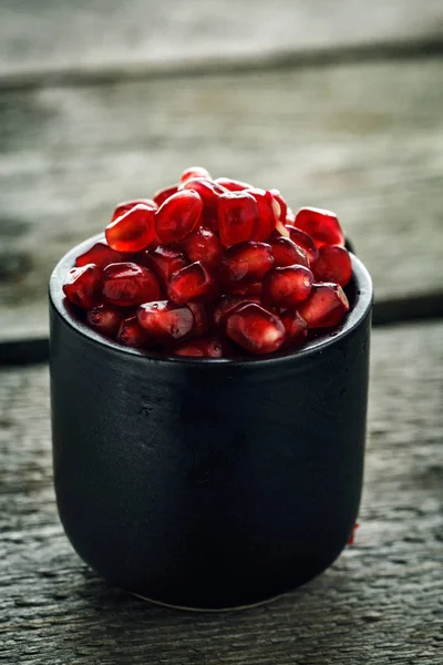 小さなカップで熟したザクロの種子 — ストック写真