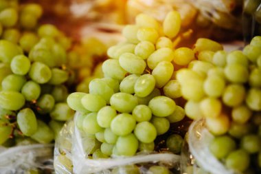 Çiftçi pazarında beyaz üzümler