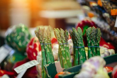 Çiftçi pazarında taze kuşkonmaz