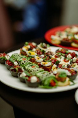 Yemek servisi. Değişken atıştırmalıkları olan düğün masası. Düğün resepsiyonu.