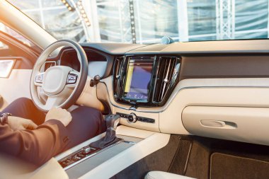 Yeni modern bir arabanın içi beyaz deri.