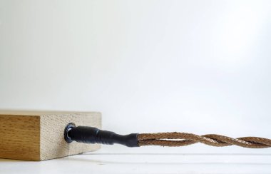 Kabloyu ahşap bir armaşığa taktım. Beyazda izole edilmiş.