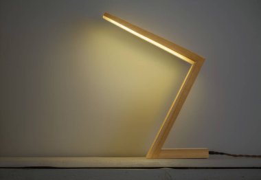 Ev içinde modern ahşap lamba tasarımı