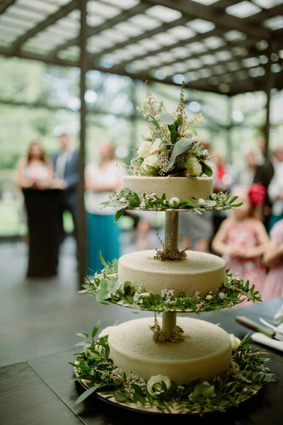 Bolo Casamento Branco Decorado Com Flores Plantas Textura Fina Grãos — Fotografia de Stock