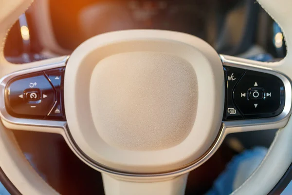 近代的な車のステアリングホイールの閉鎖 白い革のインテリア — ストック写真