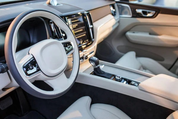 新しい近代的な車の白い革のインテリア — ストック写真