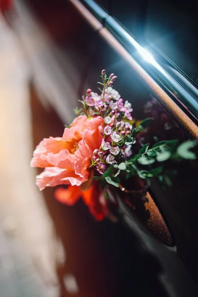 新婚の結婚式の日の詳細 花で飾られた結婚式の車 — ストック写真