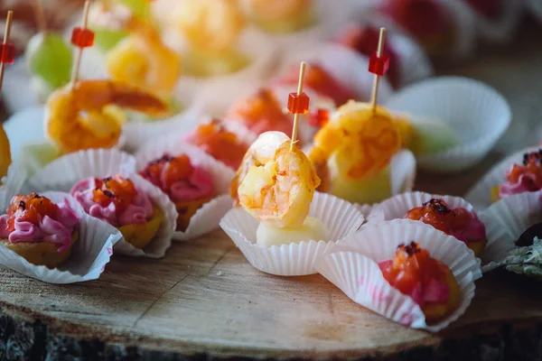 Yemek servisi. Değişken atıştırmalıkları olan düğün masası. Düğün resepsiyonu.