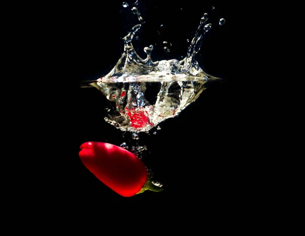Uma Pimenta Vermelha Lançada Água — Fotografia de Stock