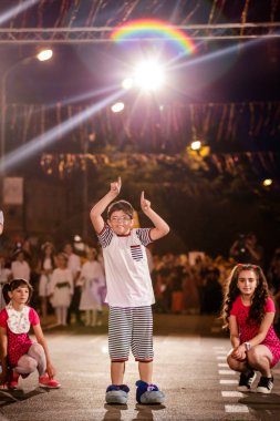 Pancevo - Sırbistan 06.17.2017. Karnaval geçit üzerinde mutlu çocuk