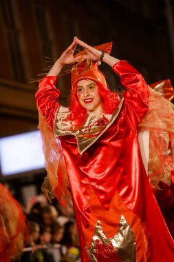 Pancevo - Sırbistan 06.17.2017. Carniv üzerinde kırmızı giysili mutlu kızı