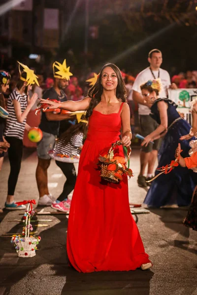 パンチェボ - セルビア 06.17.2017。カーニバルに赤いドレスで幸せな女の子 — ストック写真