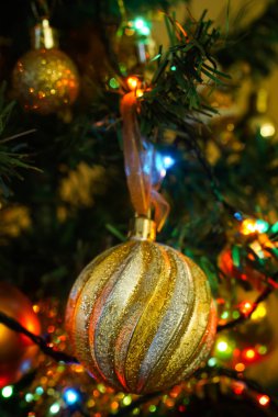 Mevsimlik arka plan ağaç üzerinde Noel süs