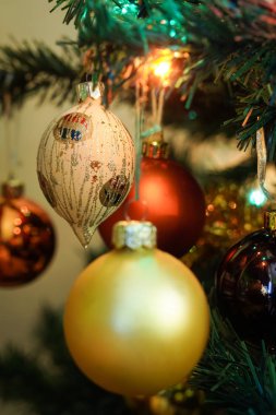 Mevsimlik arka plan ağaç üzerinde Noel süs