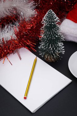 Kırmızı çay limon dilimi, defter kalem, kırmızı ve w ile fincan