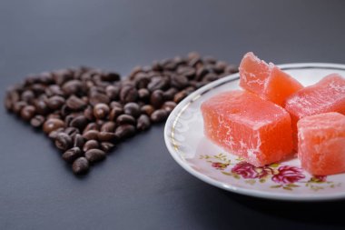 Kalp şeklinde kahve çekirdekleri ile rahat vekil