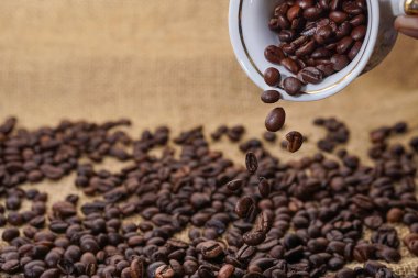 Kahve çekirdekleri fincan dışarı dökülmesini