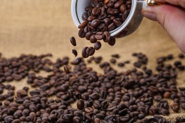 Kahve çekirdekleri fincan dışarı dökülmesini