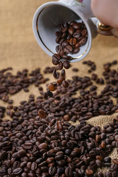Derramando granos de café de la taza — Foto de Stock