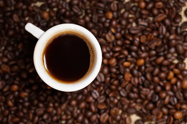 Taza de café en granos de café — Foto de Stock