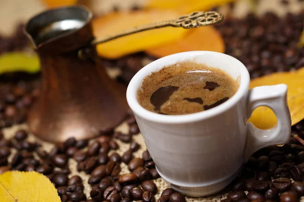 가 자루에 커피 잔 잎과 커피 콩 aroun — 스톡 사진
