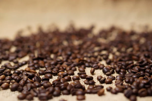Granos de café sobre tela de saco — Foto de Stock
