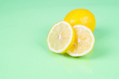 yeşil zemin üzerine limon