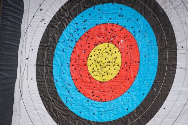 Okçuluk sahasını hedefte kullanılan ve delinmiş okçuluk