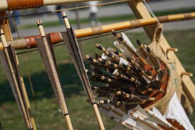 Okçular için eski usul tahta oklar.