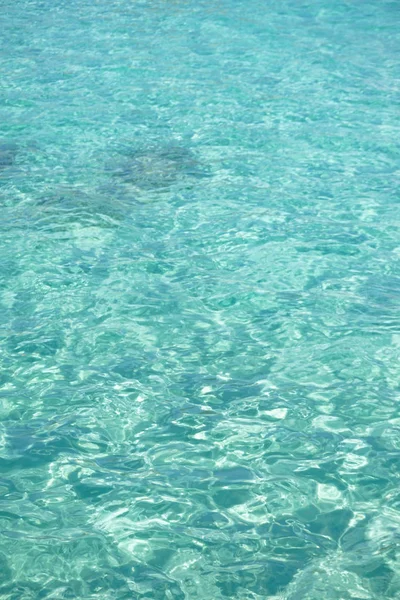 Transparante tirquoise zeewater met weinig golven — Stockfoto