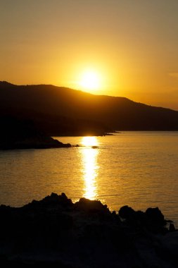 Gün batımında denize. Aşağı düşen dağ güneş