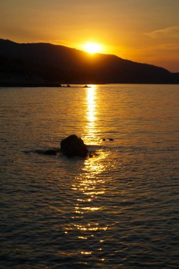 Gün batımında denize. Aşağı düşen dağ güneş