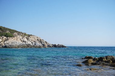 Tirquise deniz suyu mavi gökyüzü güneşli gün ile