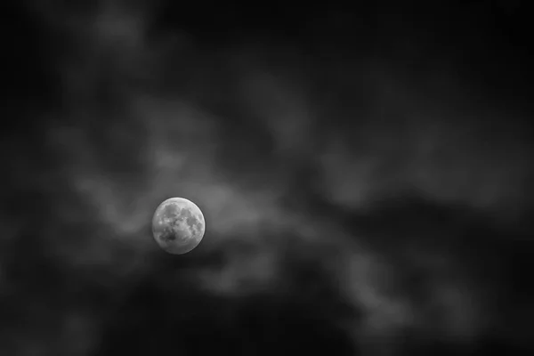 Full moon behind blur clound at midnight — Stock Photo, Image